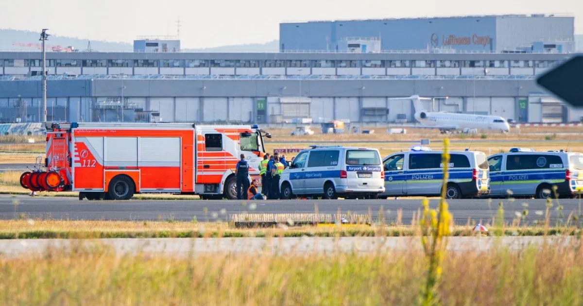 Klímaaktivisták ragasztották magukat a frankfurti reptér kifutójához