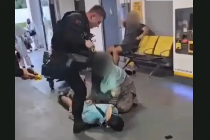 Fejbe rúgta a földön fekvő letartóztatottat egy rendőr a manchesteri repülőtéren