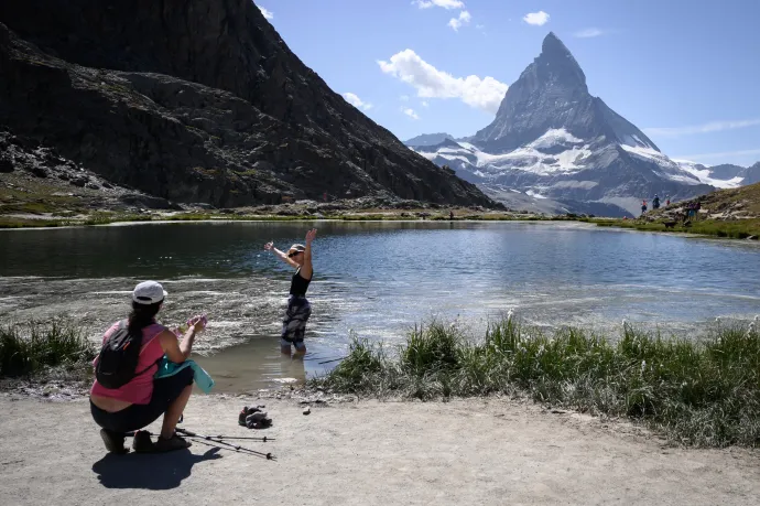 Készülnek a tökéletek profilképek, háttérben a Matterhorn csúcsával. – Fotó: Fabrice Coffrini / AFP or licensors