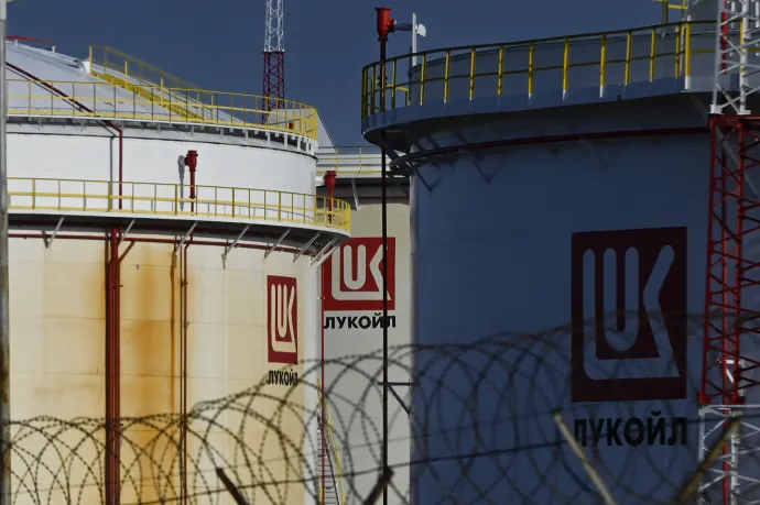 A Lukoil üzemanyagtároló tartályai láthatók a Fekete-tengeri Burgasz Rosenetz kikötőben 2022 márciusában – Fotó: Nikolay Doychinov / AFP