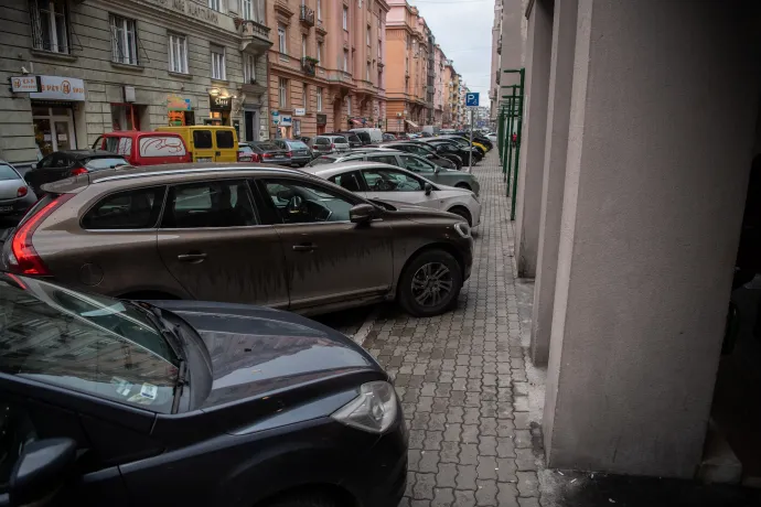 A járdára lógó szabálytalanul parkoló autók Újlipótvárosban 2021 januárjában – Fotó: Bődey János / Telex