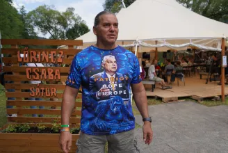 Új Orbán-pólót készített a miniszterelnök egyik legnagyobb rajongója