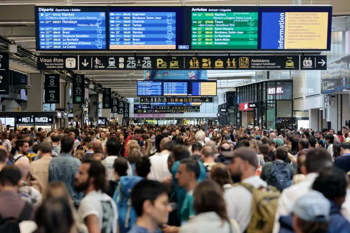 Várokozó utasok a párizsi Gare Montparnasse pályaudvaron 2024. július 26-án – Fotó: Thibaud Moritz / AFP