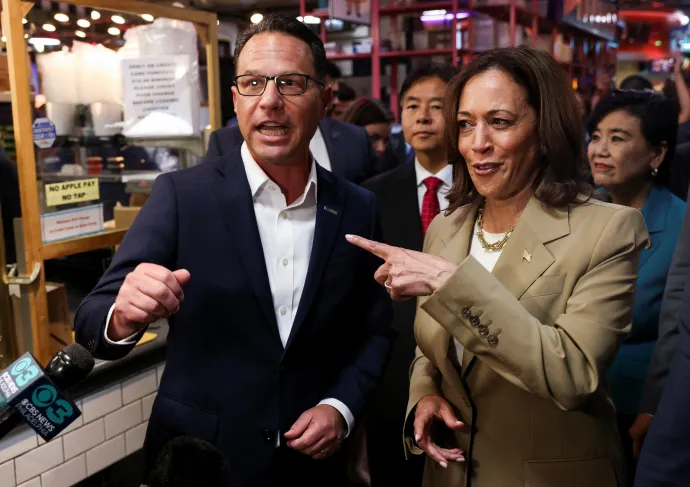 Kamala Harris és Josh Shapiro pennsylvaniai kormányzó egy kampányeseményen a Reading Terminal Marketben a Pennsylvania államban lévő Philadelphiában, 2024. július 13-án – Fotó: Kevin Mohatt / Reuters