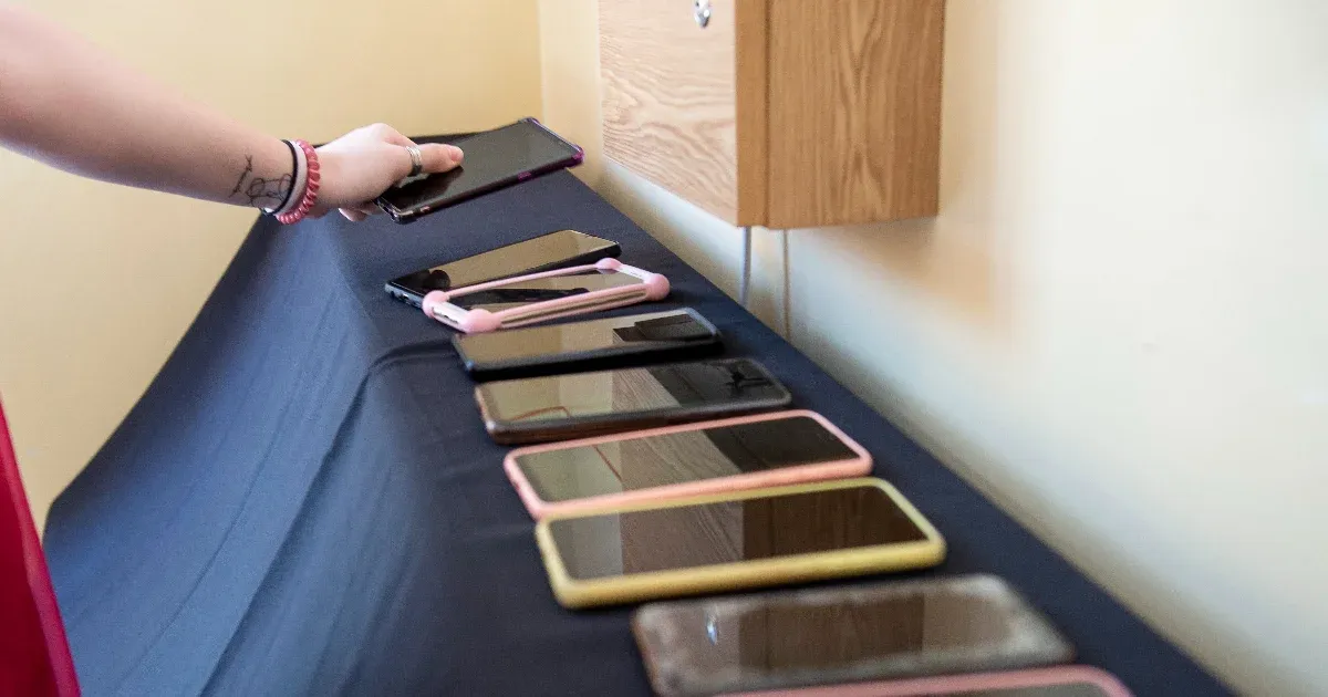 A szakértők szerint a mobilozást tiltó rendelettervezet szerint a telefon: drog