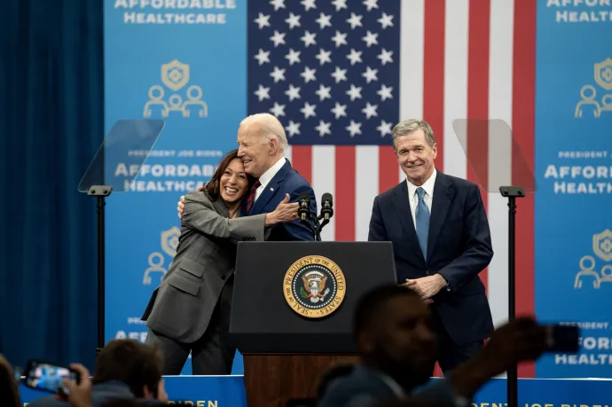 Kamala Harris, Joe Biden és Roy Cooper észak-karolinai kormányzó az észak-karolinai Raleigh-ben, a Chavis Közösségi Központban tartott kampányrendezvényen 2024. március 26-án – Fotó: Eros Hoagland / Getty Images