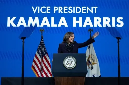 Az Obama-házaspár teljes mellszélességgel beállt Harris mögé