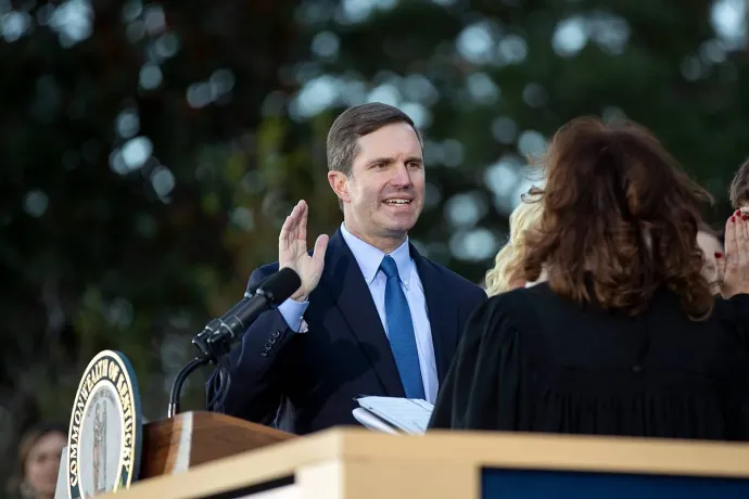 Andy Beshear kormányzó teszi le hivatali esküjét második ciklusára – Fotó: Lexington Herald-leader / Tribune News Service / Getty Images