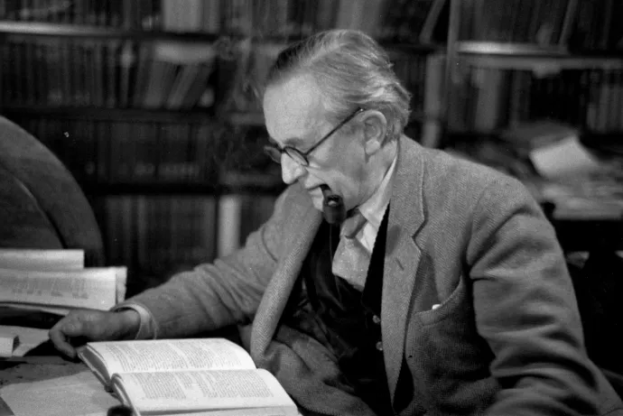 J. R. R. Tolkien a dolgozószobájában 1955-ben – Fotó: Haywood Magee / Picture Post / Hulton Archive / Getty Images