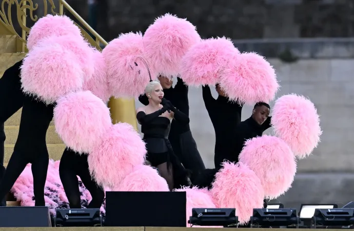 La actuación de Lady Gaga en la inauguración de los Juegos Olímpicos – Fotografía: Hannah McKay/Reuters y Sina Schuldt/dpa/Getty Images