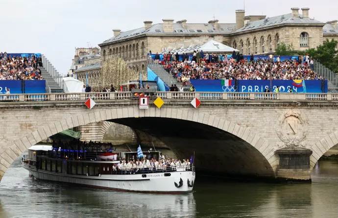 Los atletas griegos llegan al río Sena - Fotografía: Szabo Bernadette/Reuters