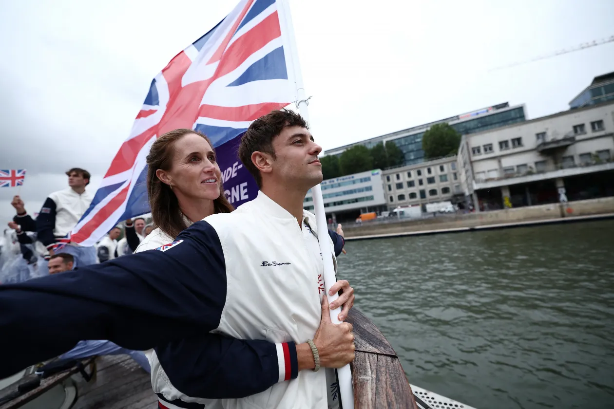 A tokiói olimpián a lelátón kötögető műugró, Tom Daley Párizsban is maradandót alkotott már az elején, amikor Helen Gloverrel titanicoztak egyet a brit hajón; Bhután az egyik legkisebb, de talán legmenőbb hajóval oldotta meg a bevonulást – Fotó: Aleksandra Szmigiel / Reuters