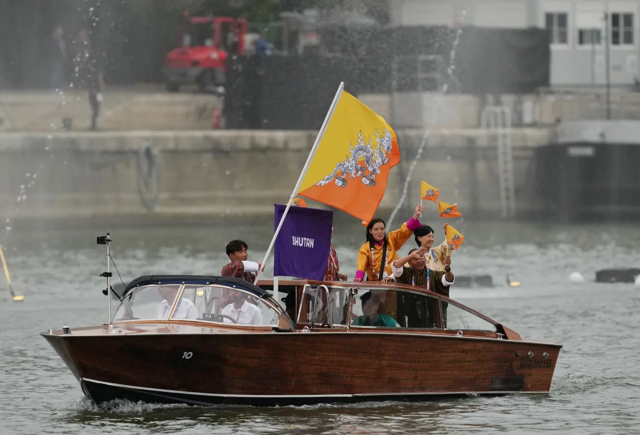 A tokiói olimpián a lelátón kötögető műugró, Tom Daley Párizsban is maradandót alkotott már az elején, amikor Helen Gloverrel titanicoztak egyet a brit hajón; Bhután az egyik legkisebb, de talán legmenőbb hajóval oldotta meg a bevonulást – Fotó: Aleksandra Szmigiel / Reuters