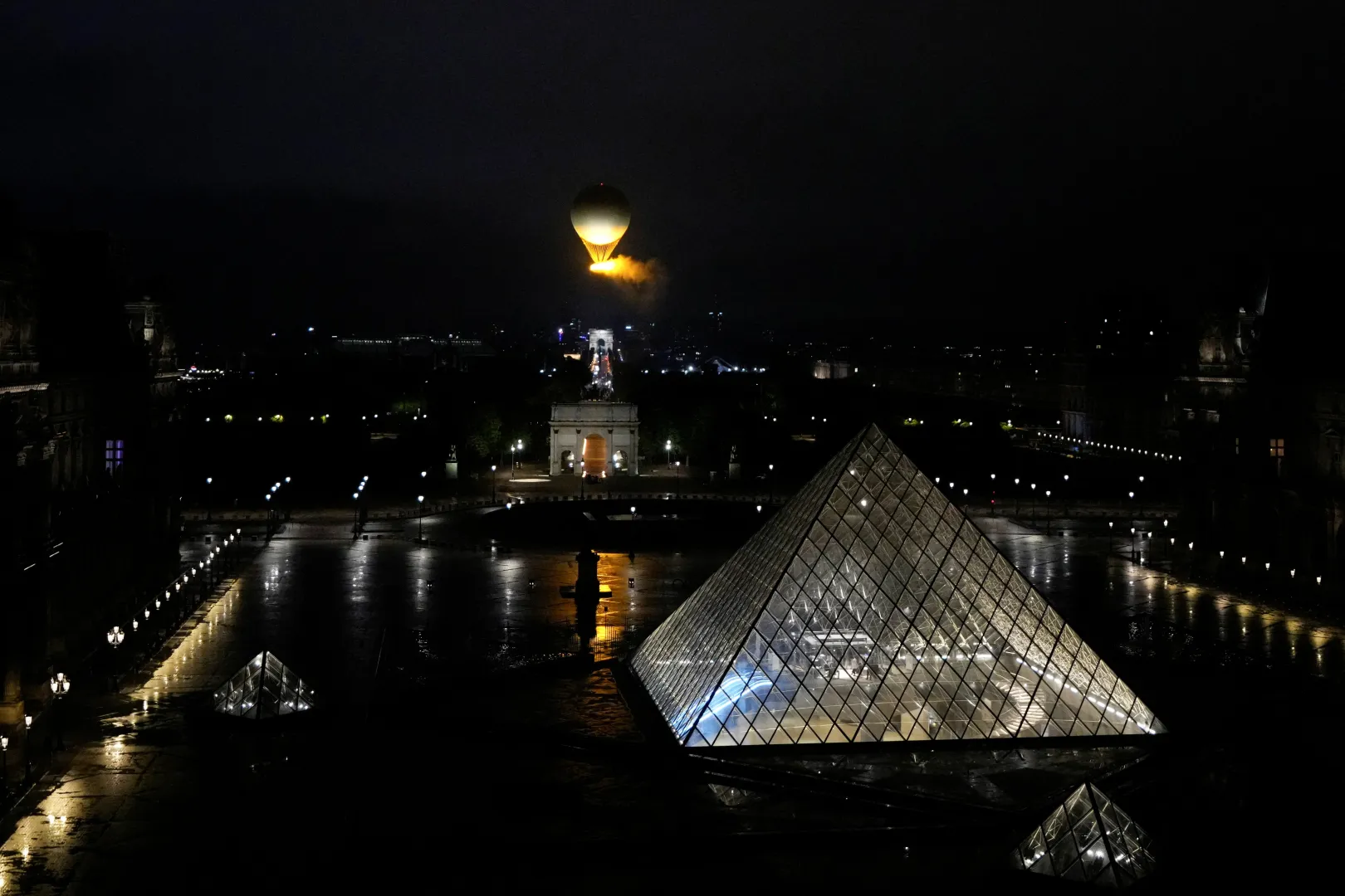 A vége is rendhagyóra sikerült, az olimpiai lángot egy hőlégballon őrzi Párizs egén – Fotó: Ricardo Mazalan / Pool / Reuters