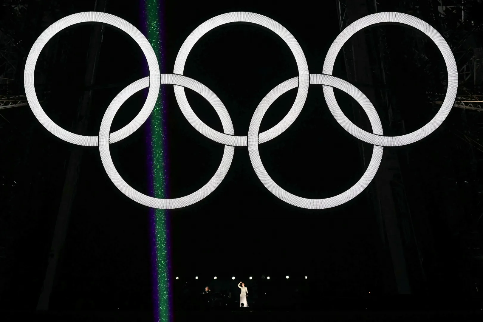 Bő négy órán át úgy tűnt, hogy Céline Dion fellépése kacsa lesz, aztán jött a nagy finálé és a tökéletes lezárás az Eiffel-tornyon előadott Edith Piaf-dallal – Fotó: Loic Venance / Pool / Reuters