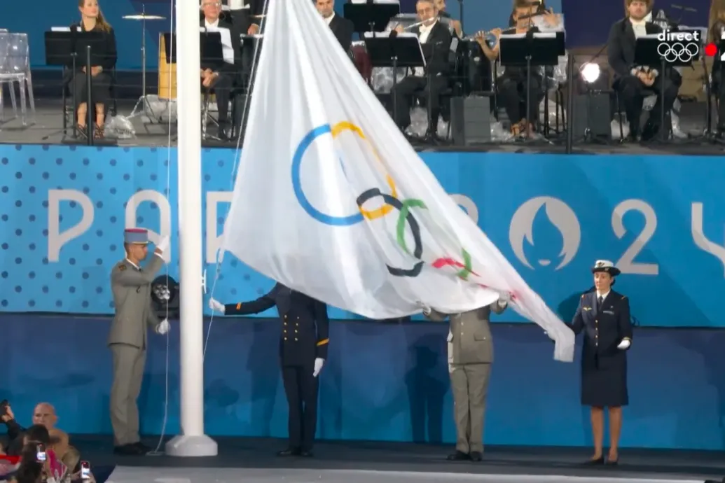 Fejjel lefelé vonták fel az olimpiai lobogót a párizsi megnyitón