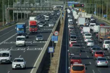 Tíz kilométeres a dugó volt az M5-ösön, az M7-esen erős a forgalom