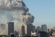 Eddig nem látott szögből készült videón a World Trade Center összeomlása