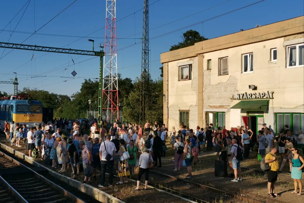 Ideges, izzadt kiabáló emberek: lerobbant a Szegedre tartó IC mozdonya Nyársapátnál