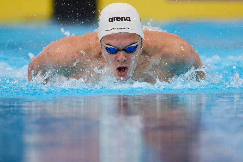 Kós a mezőny legjobbjával elődöntős 100 háton