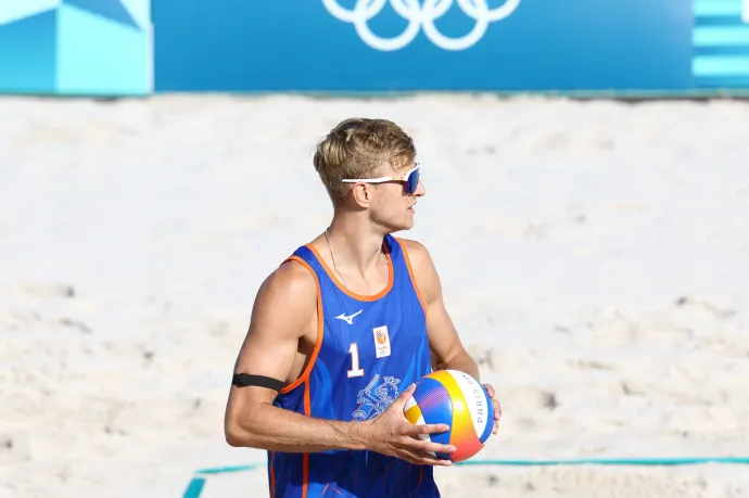 Kipfujolták, amikor pályára lépett az olimpián a 12 éves lány megerőszakolásáért elítélt holland strandröplabdázó