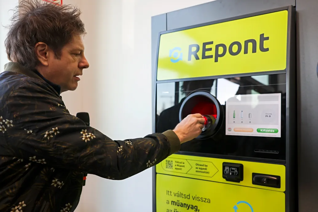 Nem bírják az automaták a sok visszavitt palackot, a MoHu szerint túl nagy sebességgel váltják őket vissza az emberek