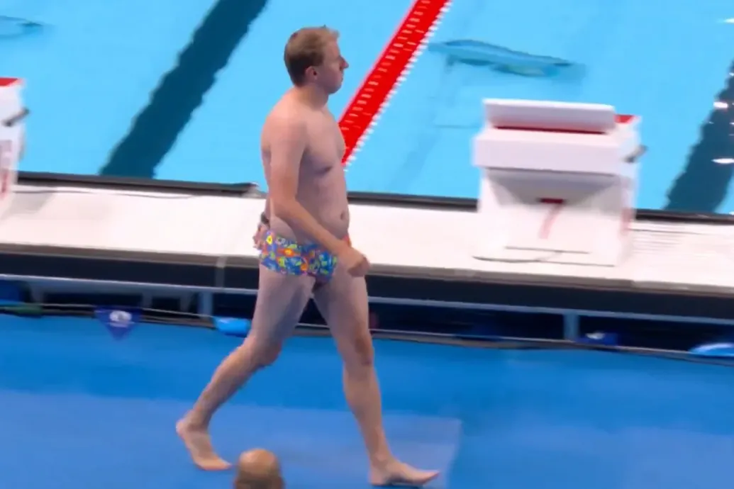 Rejtélyes tarkagatyás férfi ugrott fejest a női úszók előtt