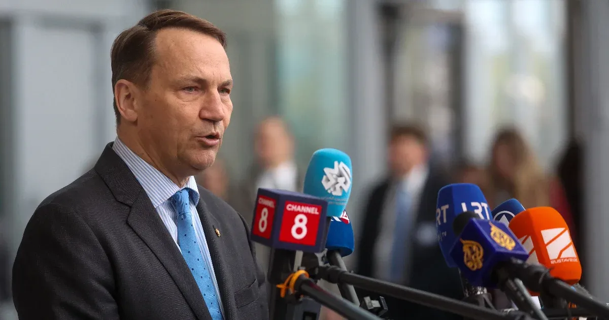 A lengyel külügyminiszter üzent Orbánnak: „Nem engednénk meg, hogy kínai rendőrök járőrözzenek Varsó utcáin”