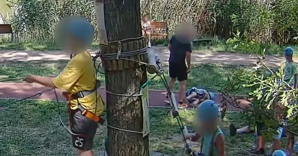 Kiskorú veszélyeztetésének gyanújával hallgatta ki a rendőrség azt a karateedzőt, aki felrúgott egy gyereket a szolnoki kalandparkban