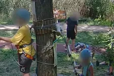 Kiskorú veszélyeztetésének gyanújával hallgatta ki a rendőrség azt a karateedzőt, aki felrúgott egy gyereket a szolnoki kalandparkban