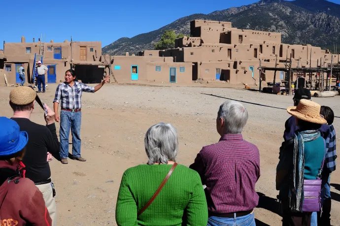 Idegenvezető egy turistacsoporttal a világörökségi helyszínen, Taos Pueblóban – Fotó: Robert Alexander / Getty Images