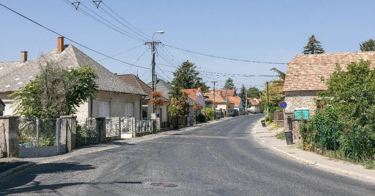 Nekiment autóval egy 13 éves gyereknek Balatonfüreden, kiszállt a rendszámtáblájáért, aztán elhajtott