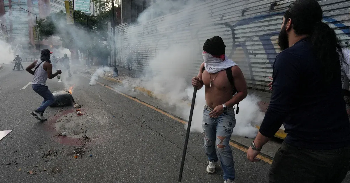 Könnygázt és gumilövedékeket is bevetettek a tüntetők ellen Venezuelában