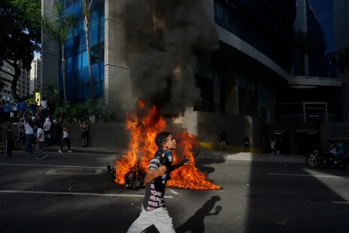 Könnygázt és gumilövedékeket is bevetettek a tüntetők ellen Venezuelában