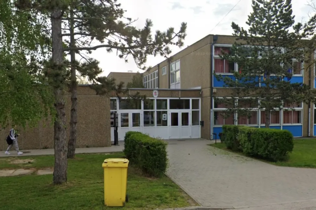 Az iskola egyik legnehezebb osztályát kapja a leváltott igazgató, aki még 2018-ban foglalkoztatta K. Endrét