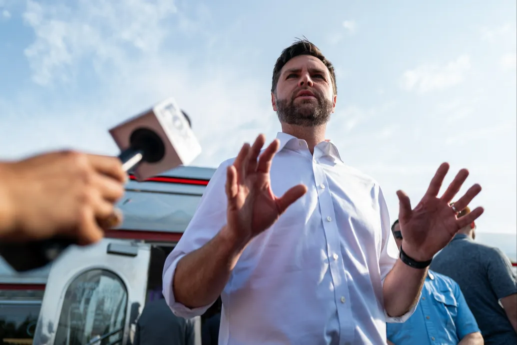 Trump megvédte a régi macskás nős megjegyzése miatt bírált alelnökét