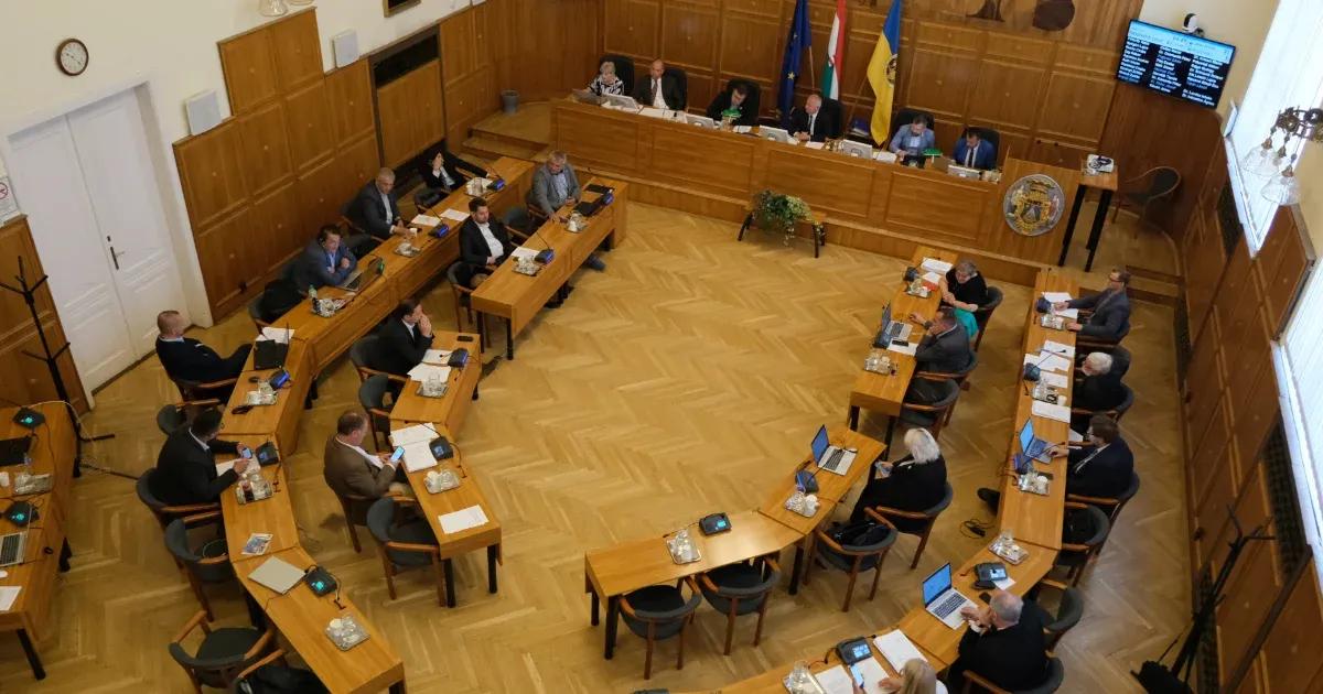 Az ellenzék a polgármesterről elnevezett jelölőszervezettel, a kormánypártok jelöltcserével készülnek a pécsi időközi választásra