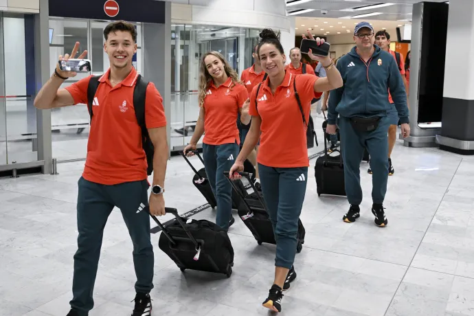 Los gimnastas Christopher Meszaros, Bettina Czefra y Zofia Kovacs llegan al aeropuerto de Orly en París el 22 de julio de 2024 - Foto: Tibor Illyés / MTI