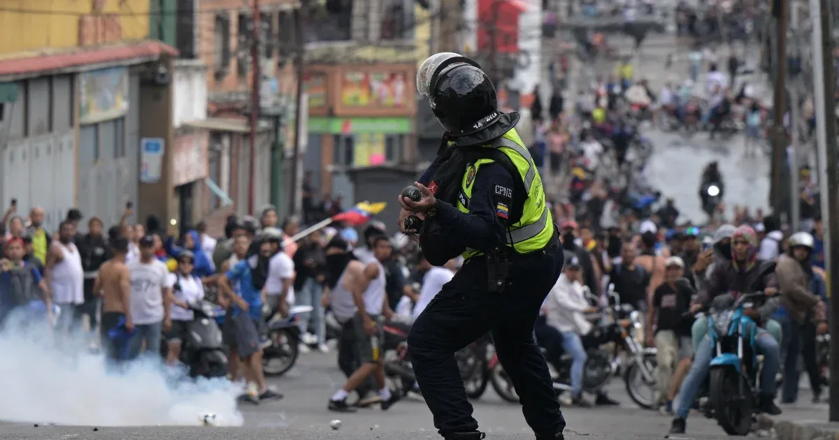 Maduro győzelme után néhai mentora, Hugo Chávez szobrát döntötték le a tiltakozók Venezuelában