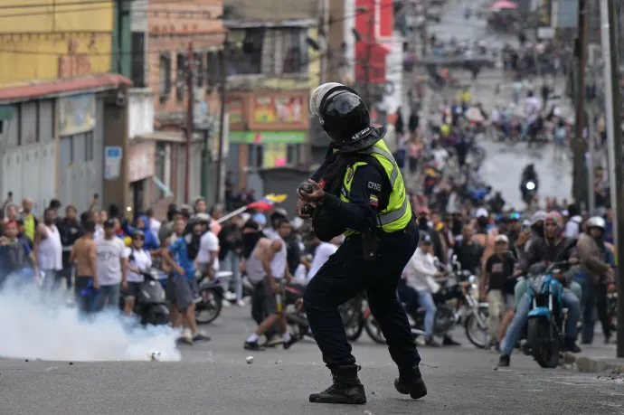 Maduro győzelme után néhai mentora, Hugo Chávez szobrát döntötték le a tiltakozók Venezuelában