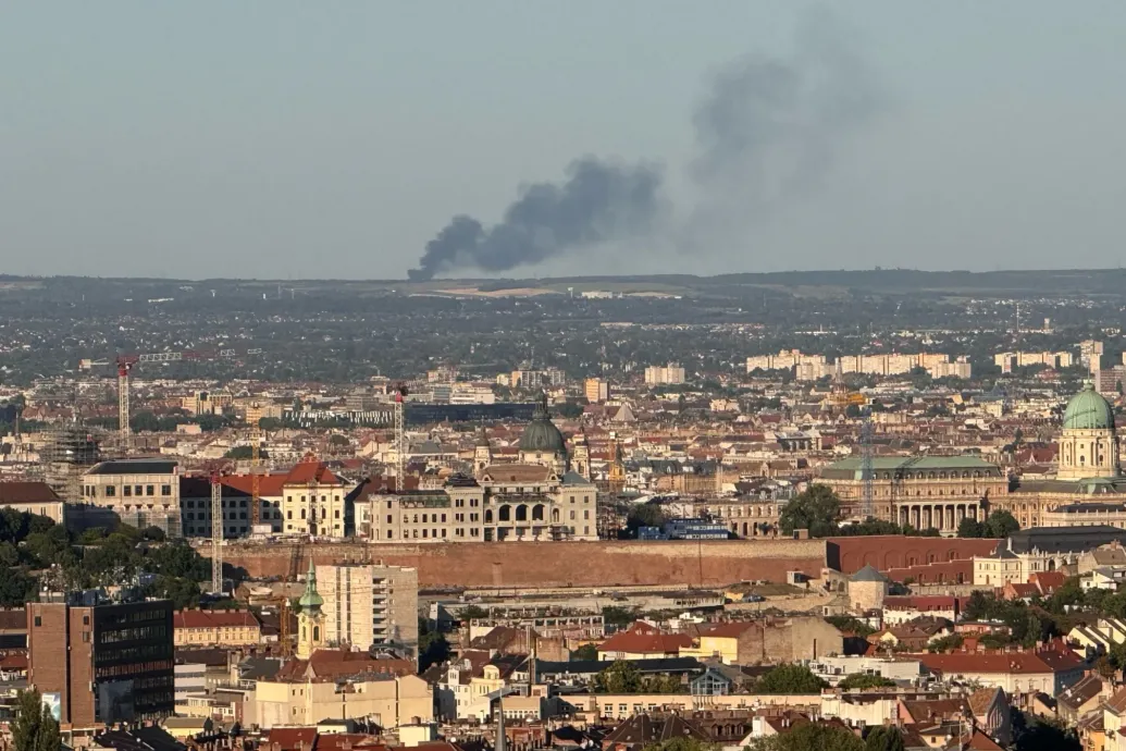 Kétszáz négyzetméteren ég egy szeméttelep Kerepesnél