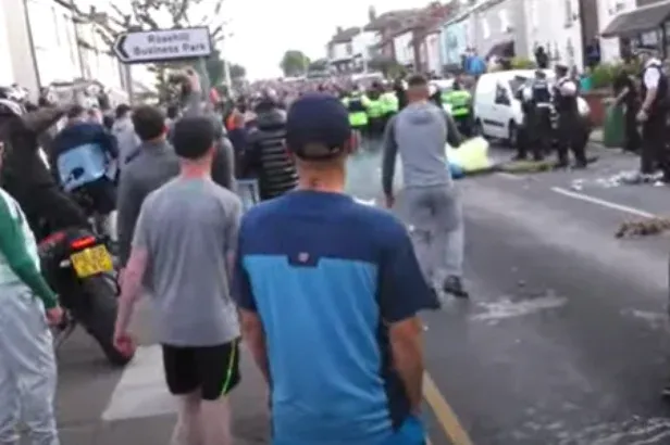 Zavargások törtek ki Southportban a késelés másnapján, 39 rendőr sérült meg