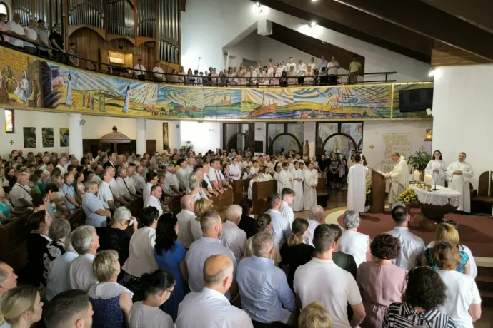 Templomban nemigen látott vastapssal búcsúztak a kényszernyugdíjazott papjuktól a győri hívek