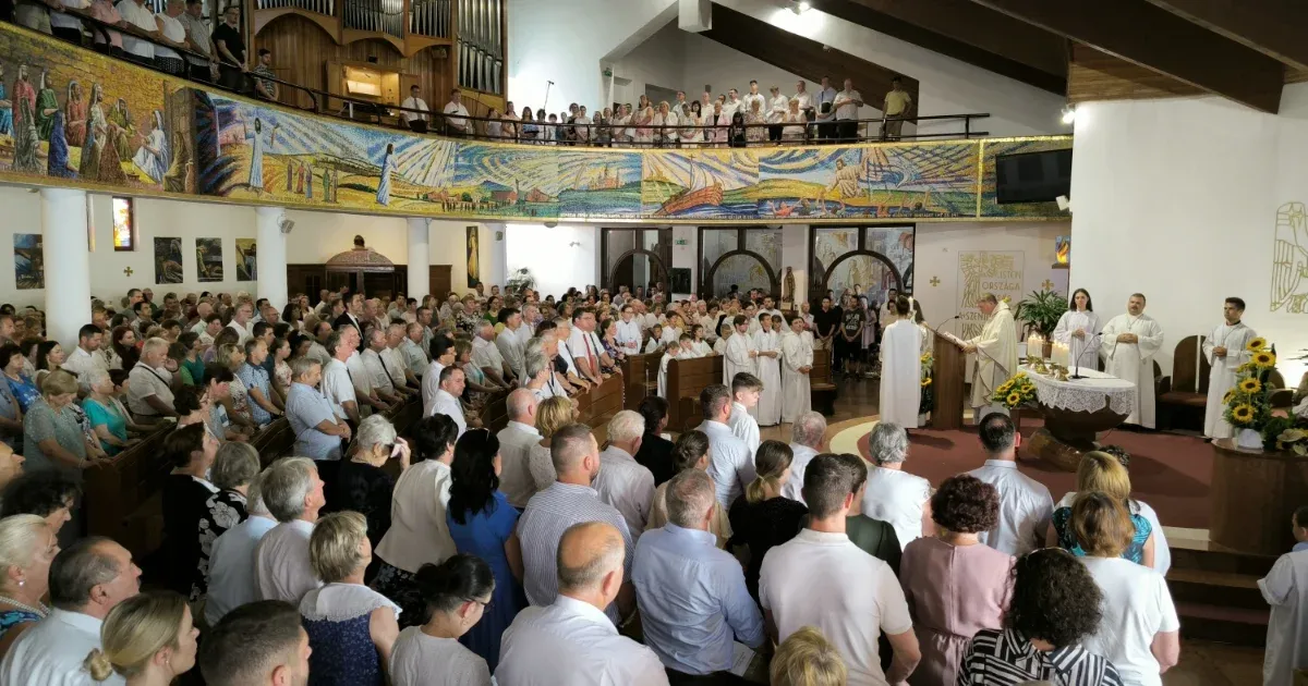 Templomban nemigen látott vastapssal búcsúztak a kényszernyugdíjazott papjuktól a győri hívek