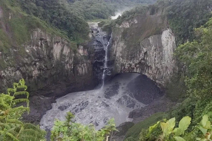 A már csak csordogáló vízesés 2020-ban – Fotó: Ecuador környezetvédelmi minisztériuma