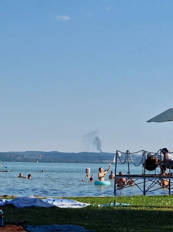 A tűz a Balaton északi oldaláról – Fotó: Olvasónk / Telex