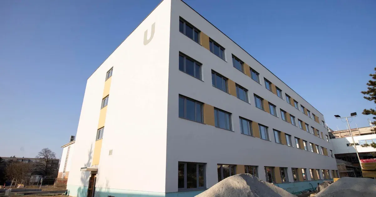 Május óta hűti a klíma a tatabányai kórház új, üres épületét