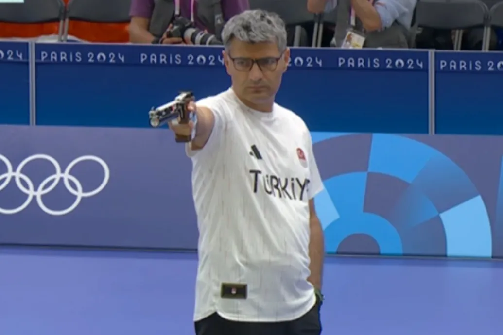 Megőrül az internet a török sportlövőért, aki zsebre dugott kézzel, profi szemüveg nélkül lett olimpiai ezüstérmes