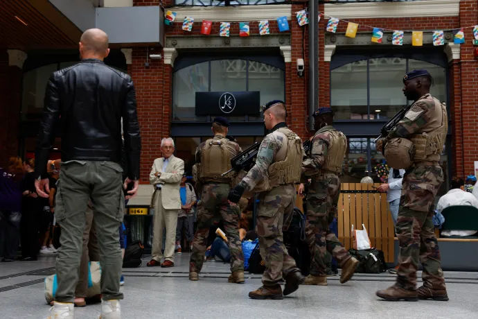 Biztonsági személyzet sétál a Gare de Lille-Flandres pályaudvaron a franciaországi Lille-ben a nagysebességű vasúthálózat elleni összehangolt támadás után 2024. július 26-án – Fotó: Evelyn Hockstein / Reuters