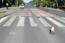 Négyen nézték a kocsiban, ahogy a sofőr elüt egy fiatal lányt a zebrán Békéscsabán